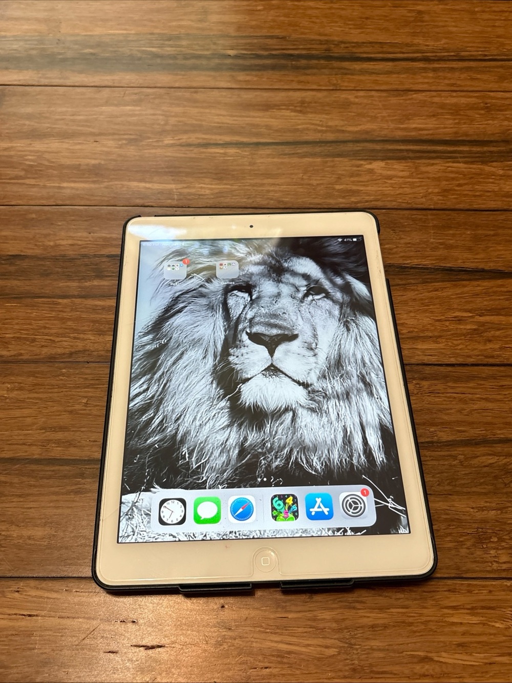 Apple iPad Air 16GB Works LOCKED Account MD785LL/B White Silver With Case READ - Picture 2 of 7